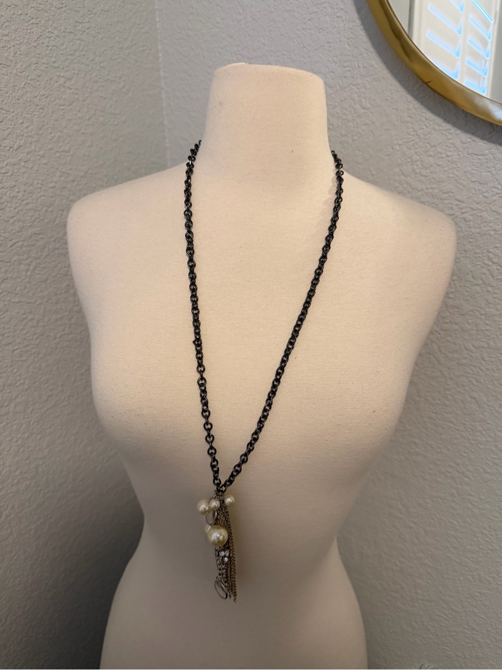 Source Unknown Black Chain Necklace with Cream Pearls
